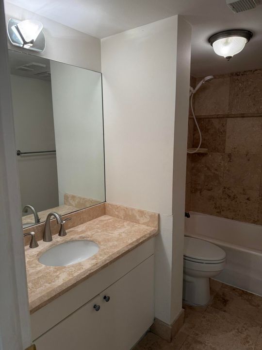 For Rent: $2,000 (2 beds, 2 baths, 858 Square Feet)