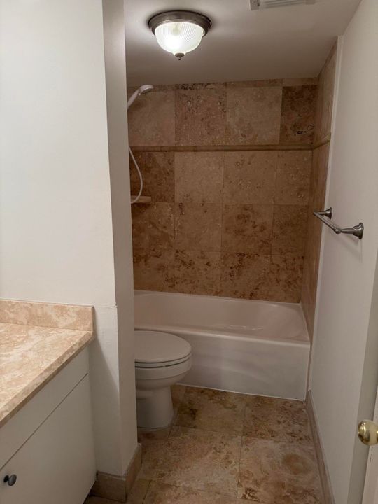 For Rent: $2,000 (2 beds, 2 baths, 858 Square Feet)