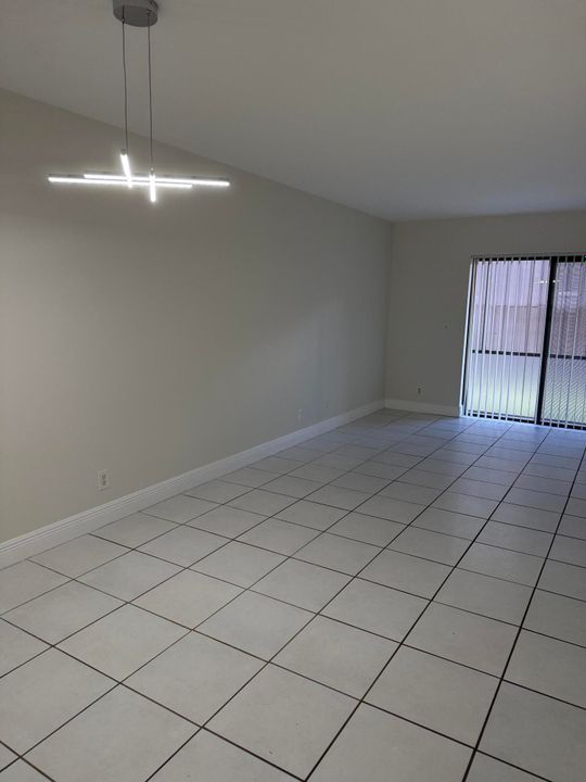 For Rent: $2,000 (2 beds, 2 baths, 858 Square Feet)