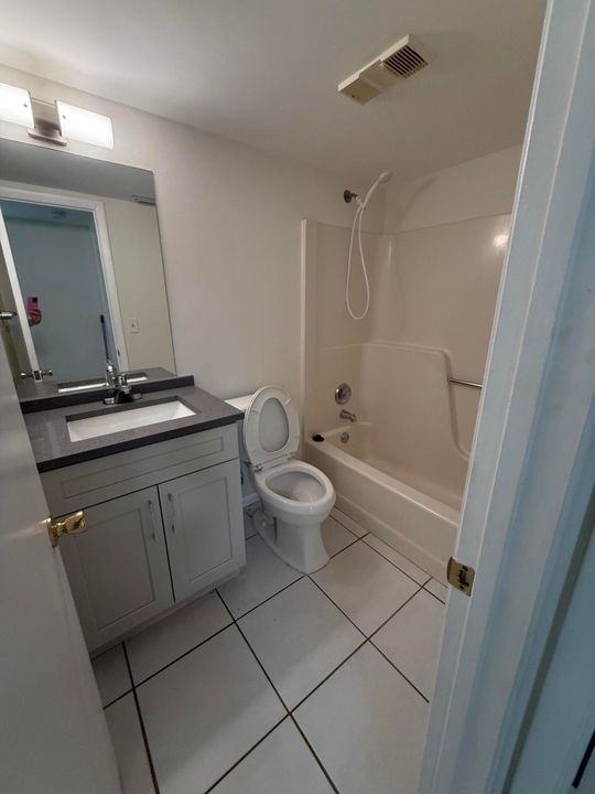 For Rent: $2,000 (2 beds, 2 baths, 858 Square Feet)