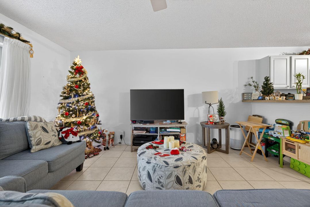 For Rent: $3,150 (3 beds, 2 baths, 1437 Square Feet)