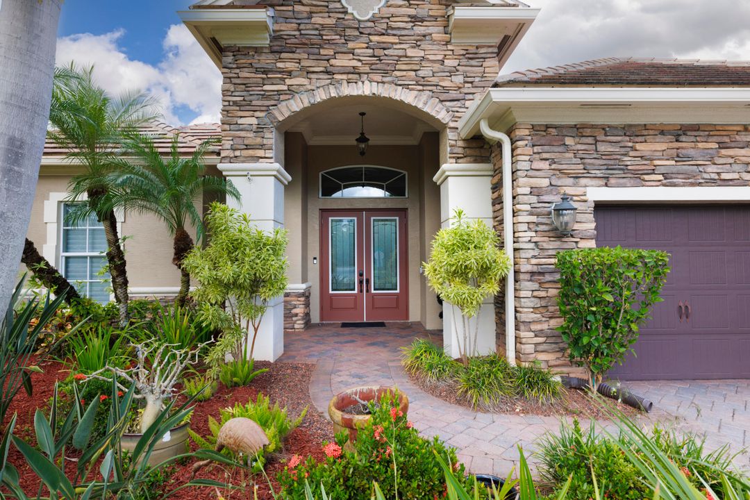 For Sale: $799,900 (3 beds, 3 baths, 2717 Square Feet)