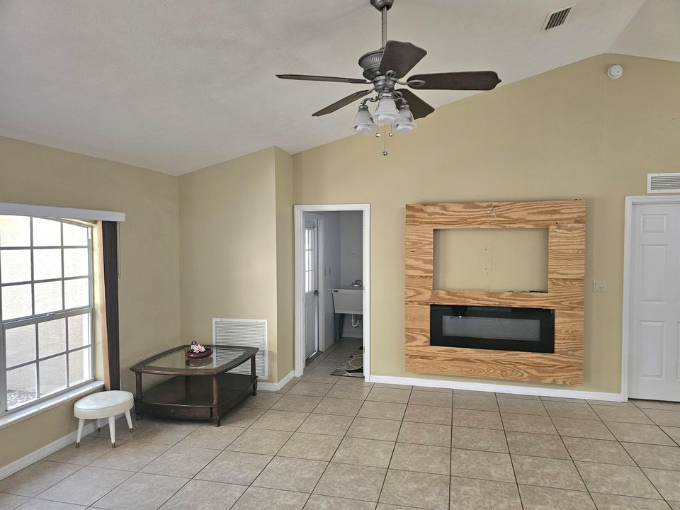 待售: $399,000 (4 贝兹, 2 浴室, 2101 平方英尺)