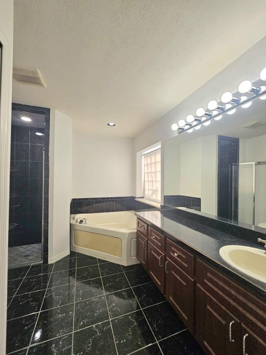 待售: $399,000 (4 贝兹, 2 浴室, 2101 平方英尺)