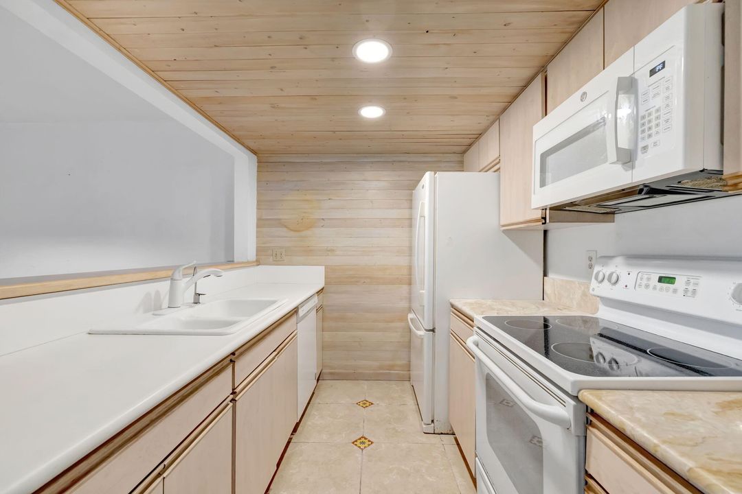 For Sale: $225,000 (2 beds, 2 baths, 1069 Square Feet)