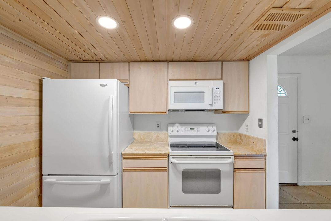 For Sale: $225,000 (2 beds, 2 baths, 1069 Square Feet)