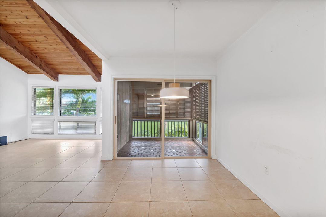 For Sale: $225,000 (2 beds, 2 baths, 1069 Square Feet)