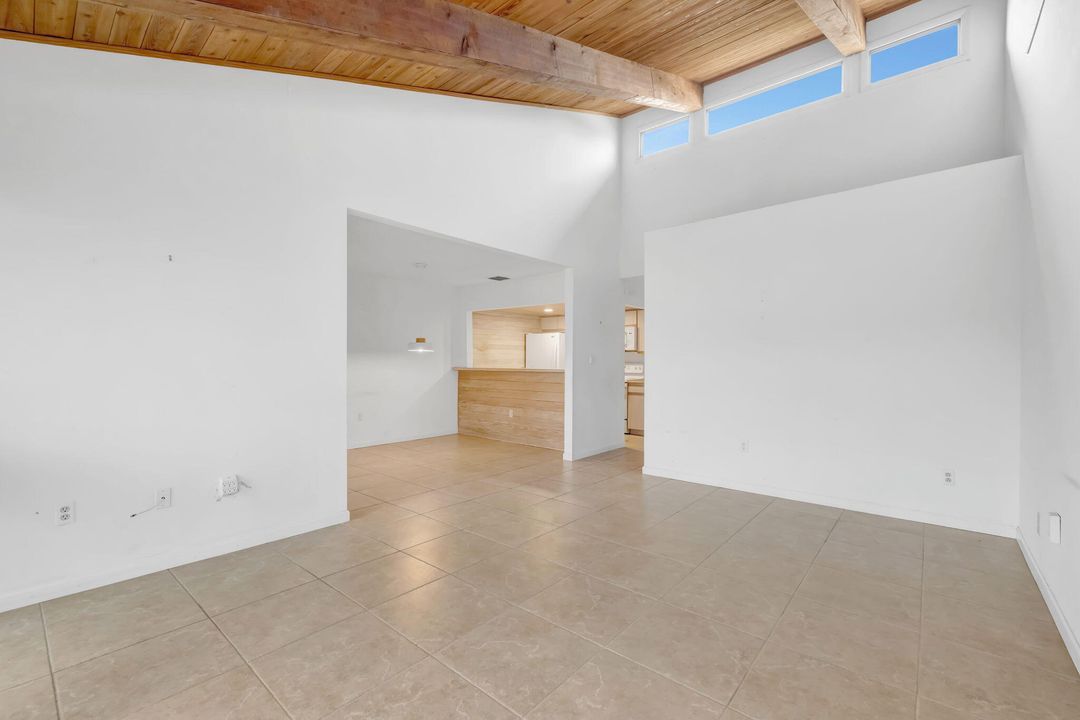 For Sale: $225,000 (2 beds, 2 baths, 1069 Square Feet)