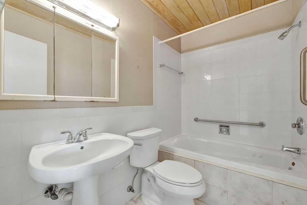 For Sale: $225,000 (2 beds, 2 baths, 1069 Square Feet)