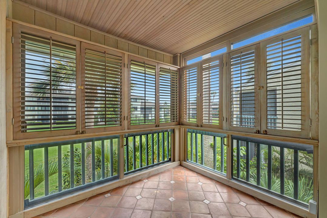 For Sale: $225,000 (2 beds, 2 baths, 1069 Square Feet)