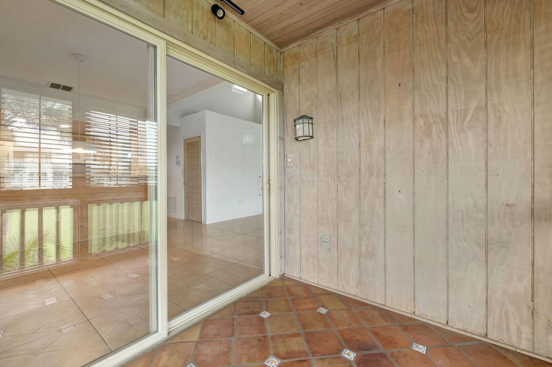 For Sale: $225,000 (2 beds, 2 baths, 1069 Square Feet)