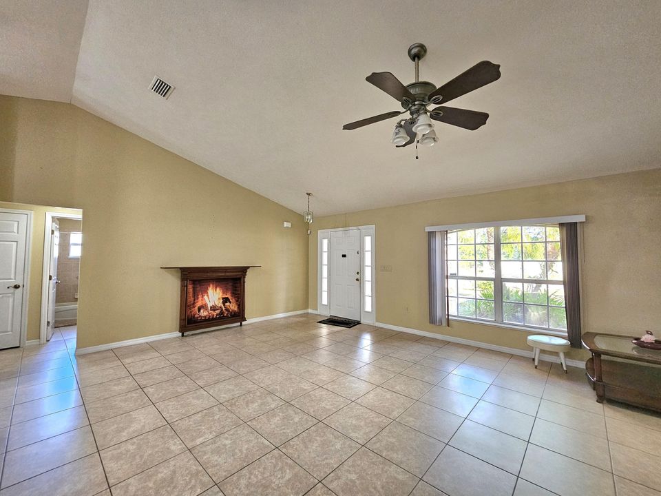 待售: $399,000 (4 贝兹, 2 浴室, 2101 平方英尺)