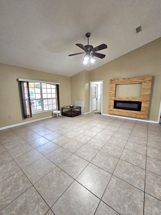 待售: $399,000 (4 贝兹, 2 浴室, 2101 平方英尺)