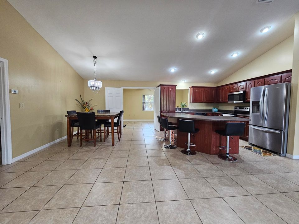 待售: $399,000 (4 贝兹, 2 浴室, 2101 平方英尺)