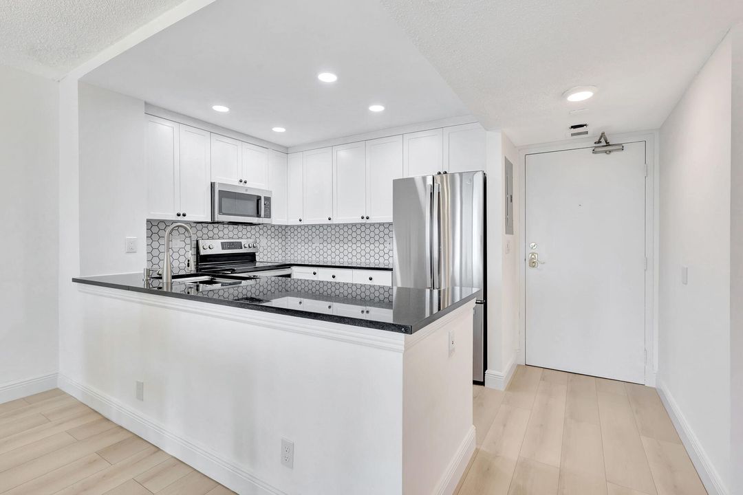 For Rent: $3,300 (2 beds, 2 baths, 983 Square Feet)