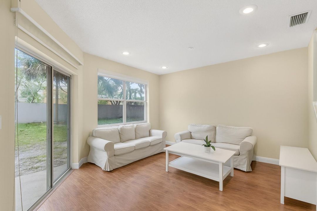 В аренду: $3,600 (4 спален, 2 ванн, 1798 Квадратных фут)