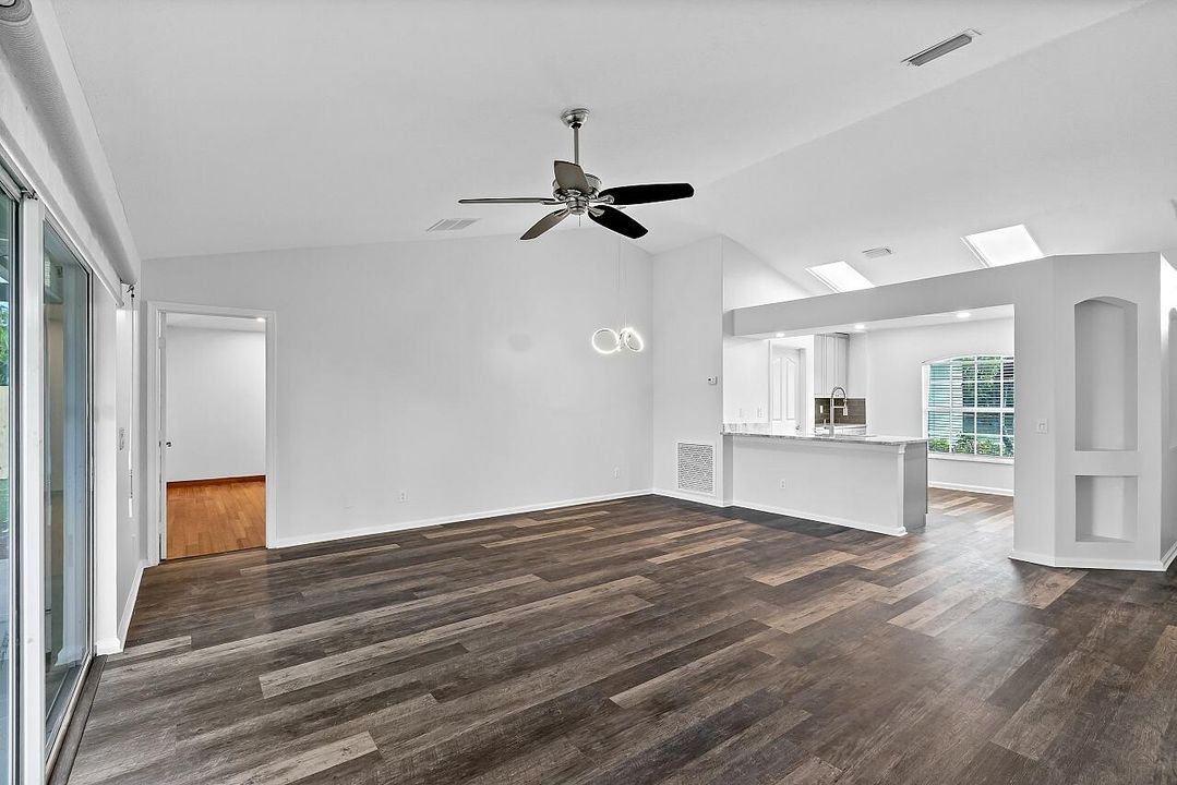 На продажу: $379,900 (3 спален, 2 ванн, 1376 Квадратных фут)