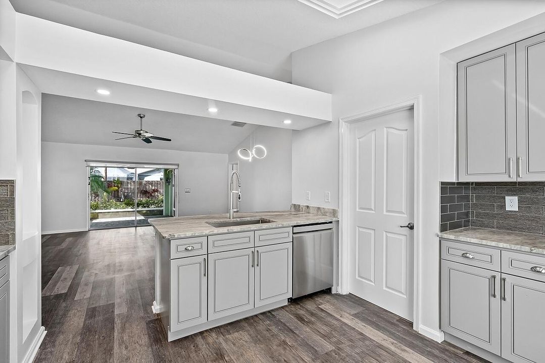 На продажу: $379,900 (3 спален, 2 ванн, 1376 Квадратных фут)