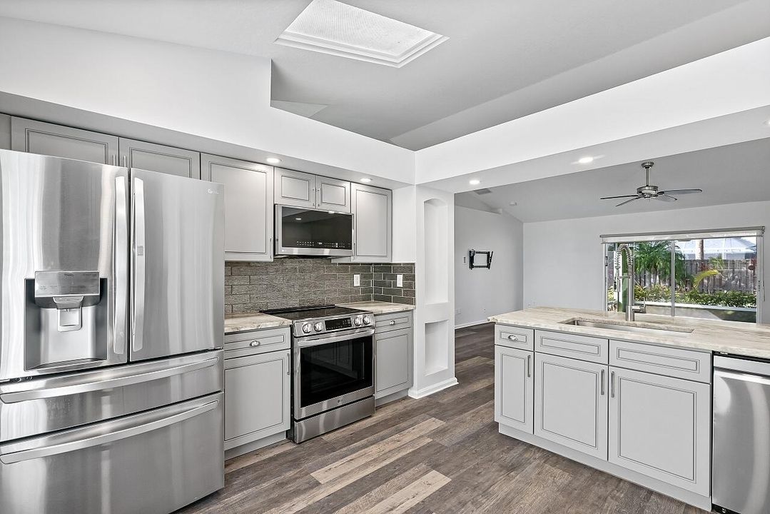 На продажу: $379,900 (3 спален, 2 ванн, 1376 Квадратных фут)