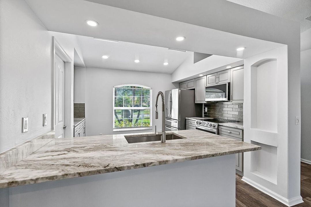 На продажу: $379,900 (3 спален, 2 ванн, 1376 Квадратных фут)