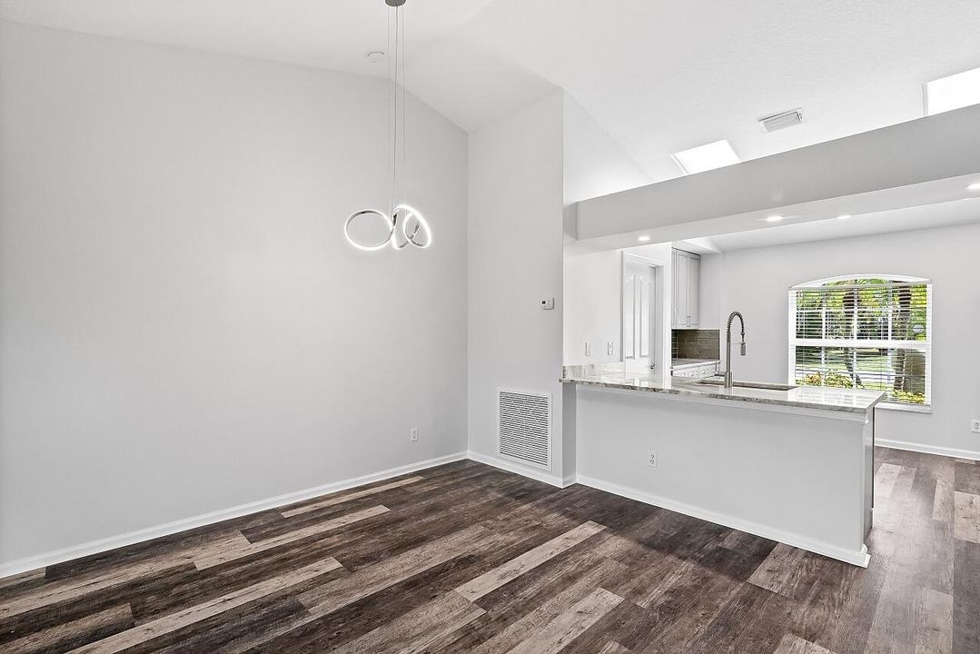 На продажу: $379,900 (3 спален, 2 ванн, 1376 Квадратных фут)