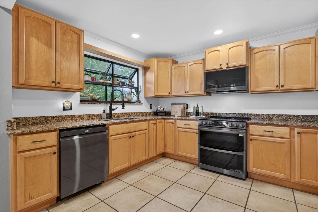 На продажу: $650,000 (3 спален, 2 ванн, 1912 Квадратных фут)