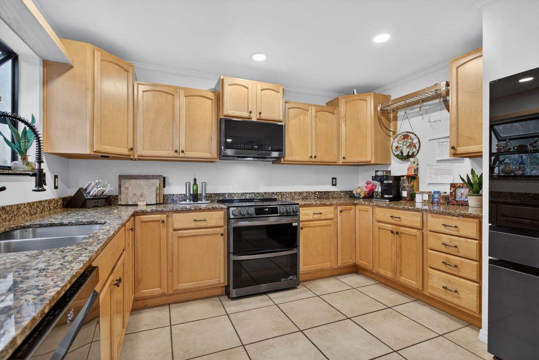 На продажу: $650,000 (3 спален, 2 ванн, 1912 Квадратных фут)