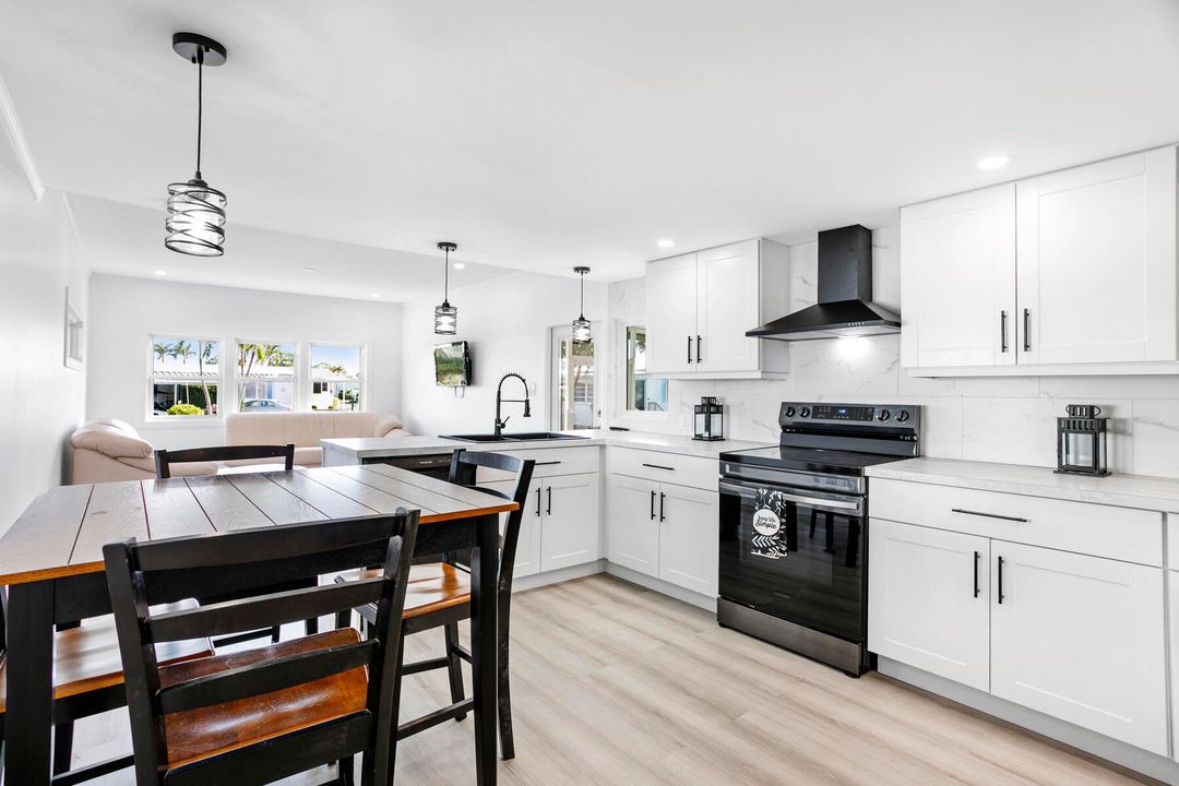 For Sale: $169,500 (2 beds, 1 baths, 720 Square Feet)