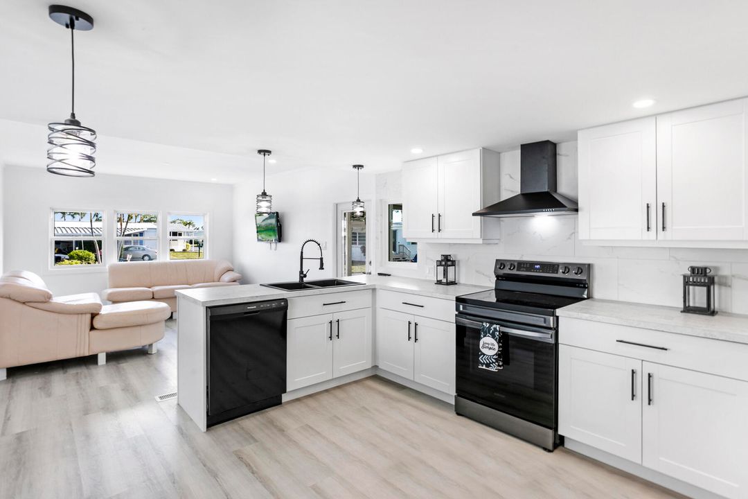 For Sale: $169,500 (2 beds, 1 baths, 720 Square Feet)