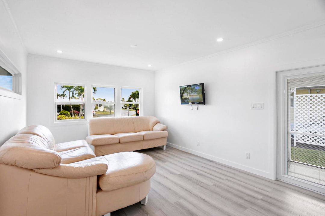 For Sale: $169,500 (2 beds, 1 baths, 720 Square Feet)