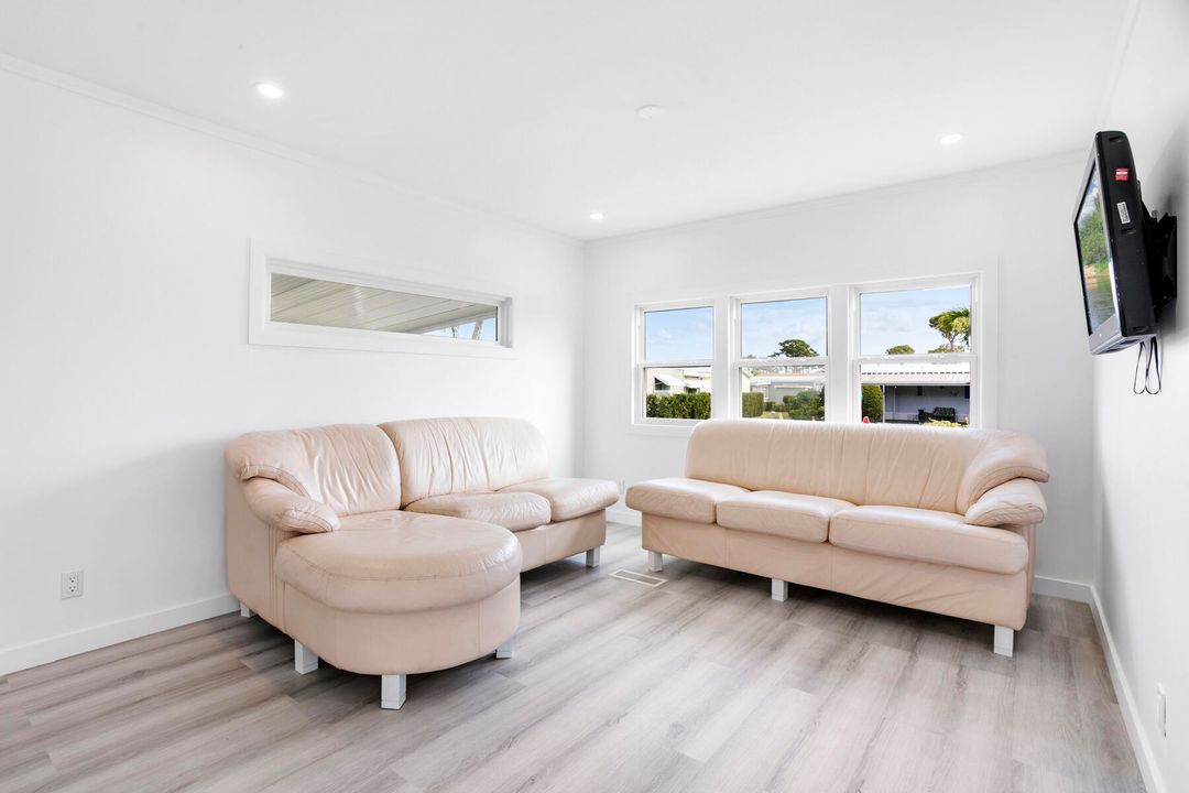 For Sale: $169,500 (2 beds, 1 baths, 720 Square Feet)