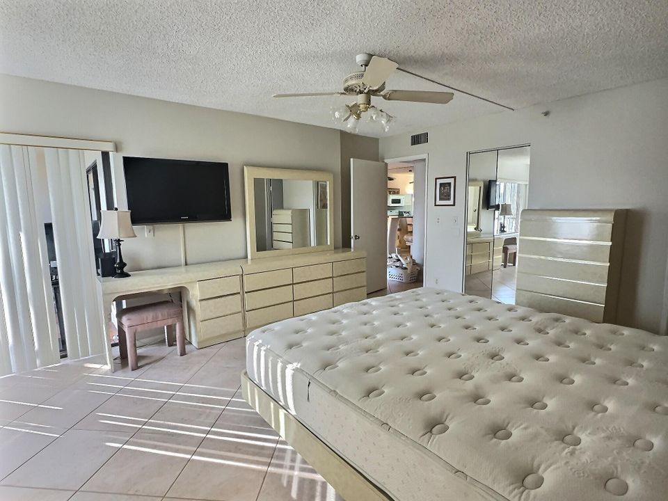 For Rent: $2,300 (2 beds, 2 baths, 1230 Square Feet)