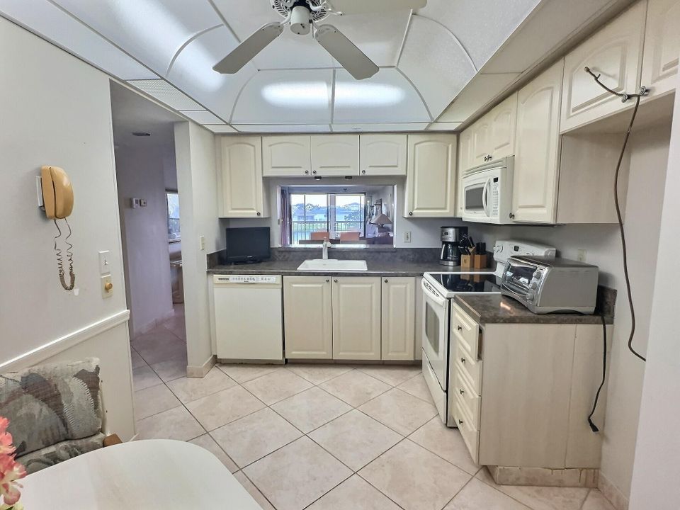 For Rent: $2,300 (2 beds, 2 baths, 1230 Square Feet)