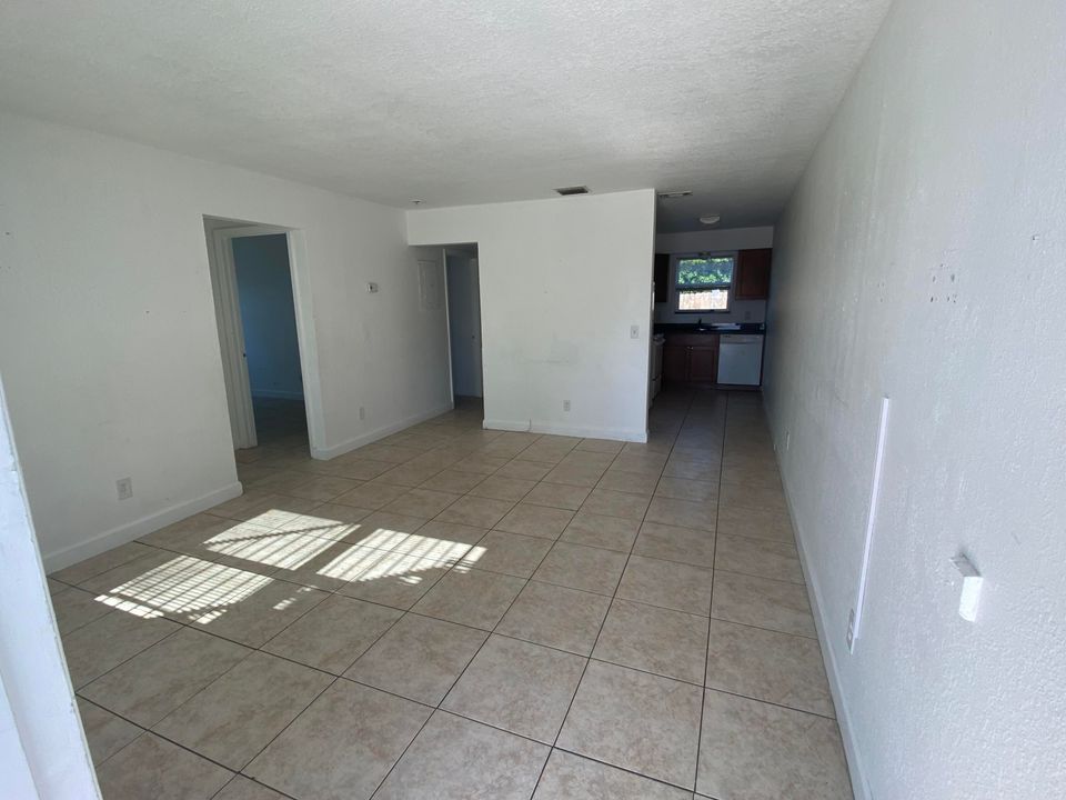 For Rent: $2,100 (3 beds, 1 baths, 855 Square Feet)