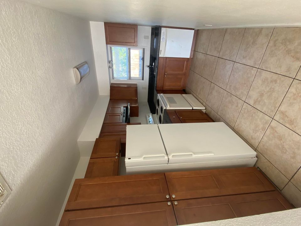 For Rent: $2,100 (3 beds, 1 baths, 855 Square Feet)