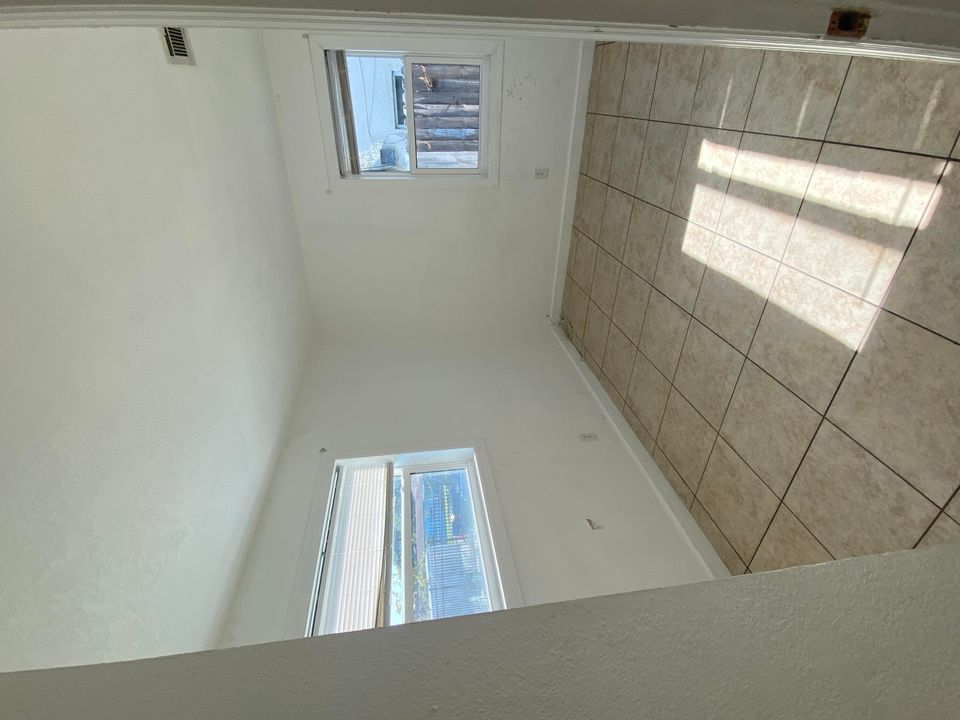 For Rent: $2,100 (3 beds, 1 baths, 855 Square Feet)