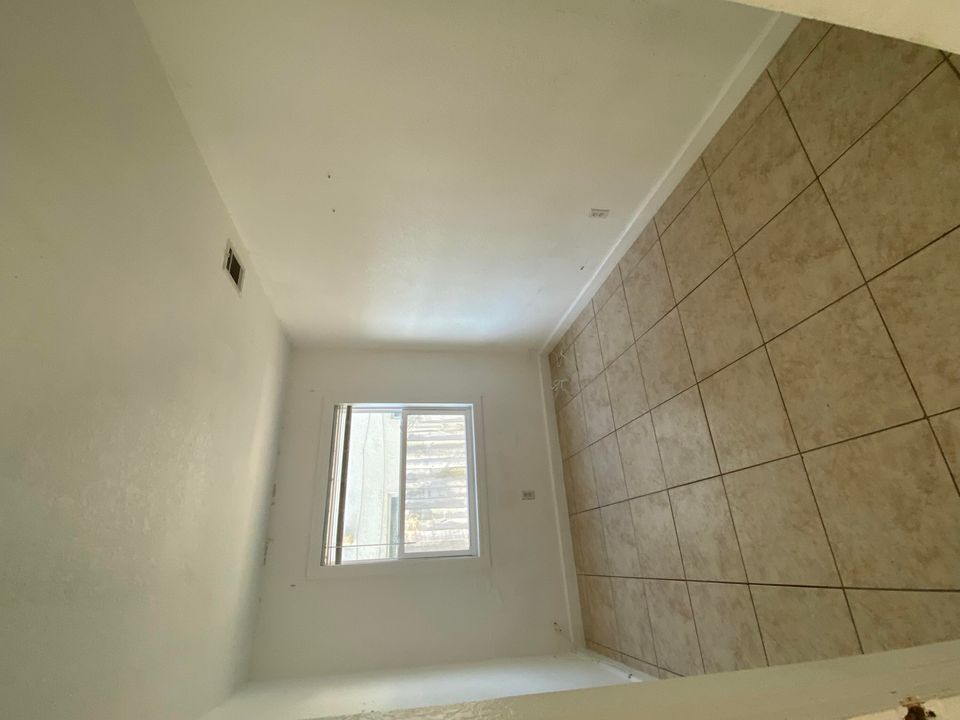 For Rent: $2,100 (3 beds, 1 baths, 855 Square Feet)