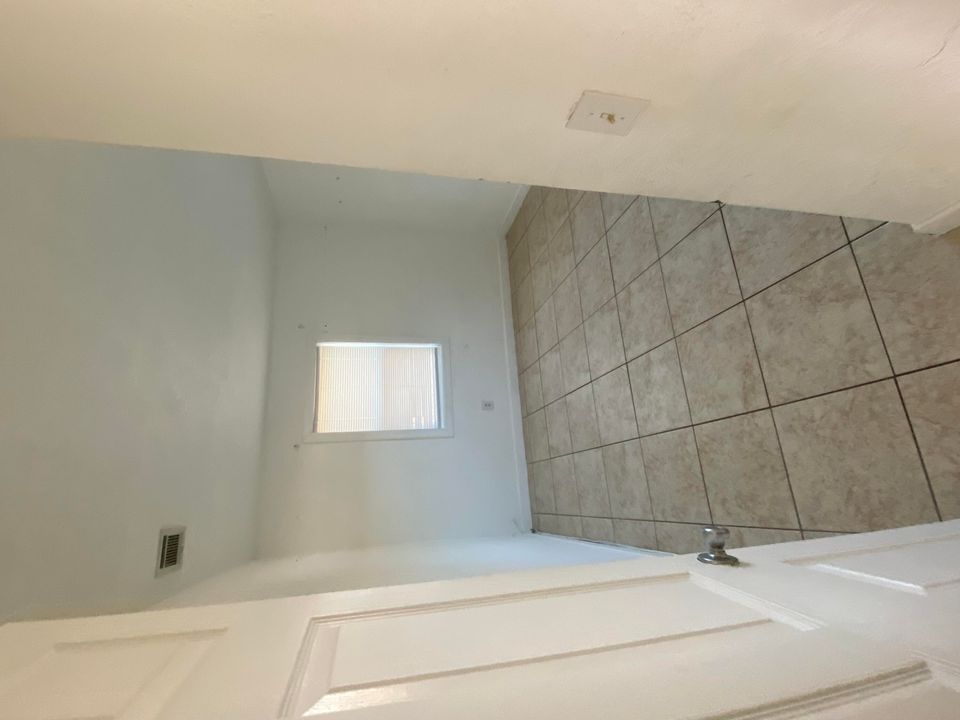For Rent: $2,100 (3 beds, 1 baths, 855 Square Feet)