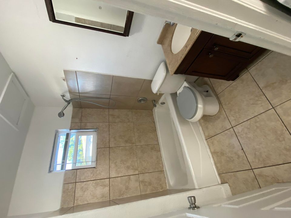 For Rent: $2,100 (3 beds, 1 baths, 855 Square Feet)