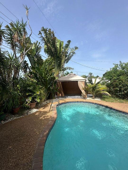 For Rent: $3,350 (3 beds, 2 baths, 1144 Square Feet)