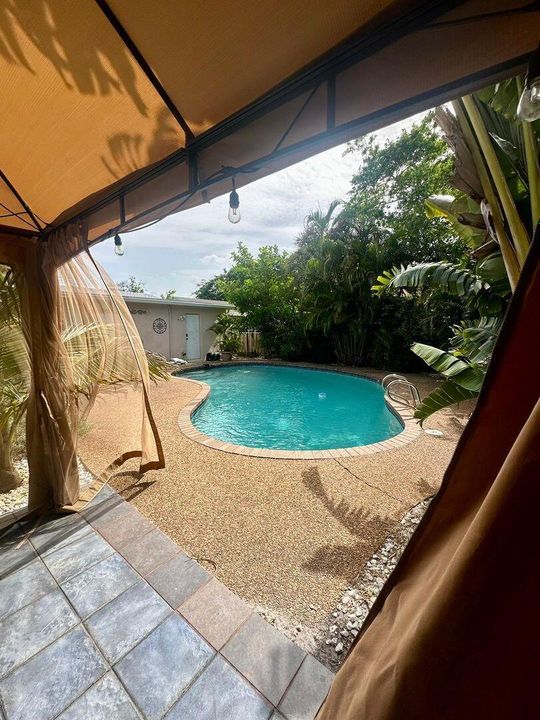 For Rent: $3,350 (3 beds, 2 baths, 1144 Square Feet)