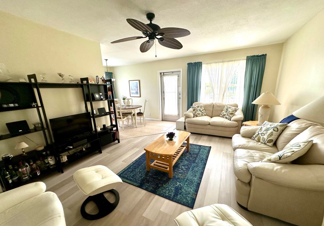 На продажу: $120,000 (2 спален, 1 ванн, 798 Квадратных фут)