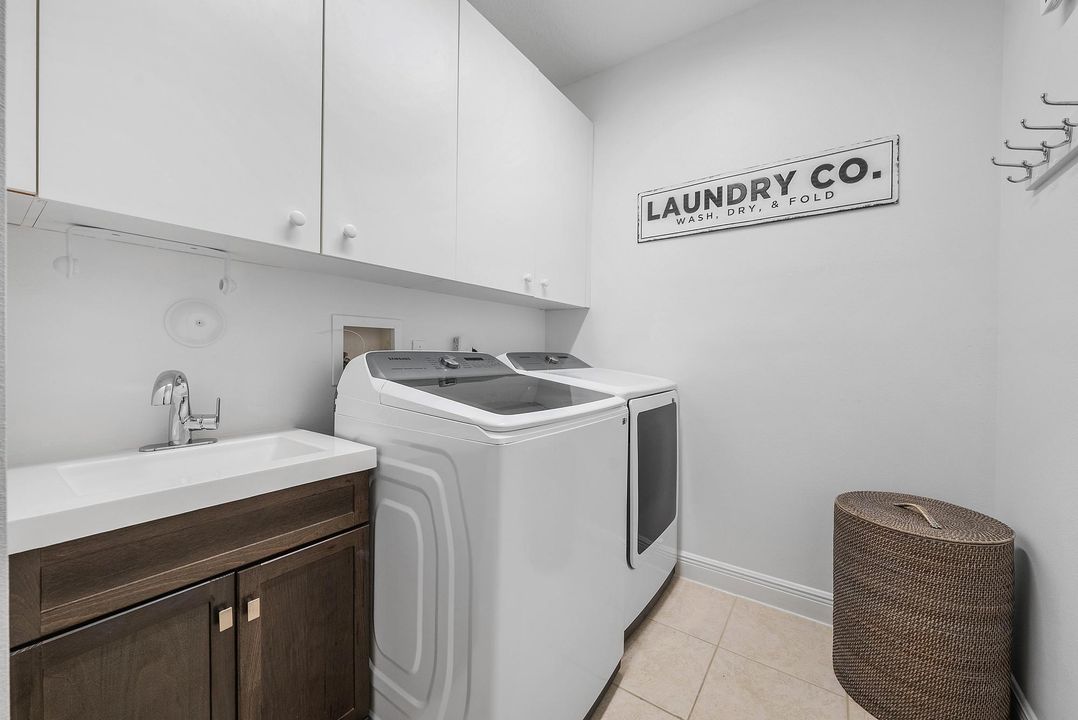 For Sale: $789,000 (3 beds, 2 baths, 2200 Square Feet)