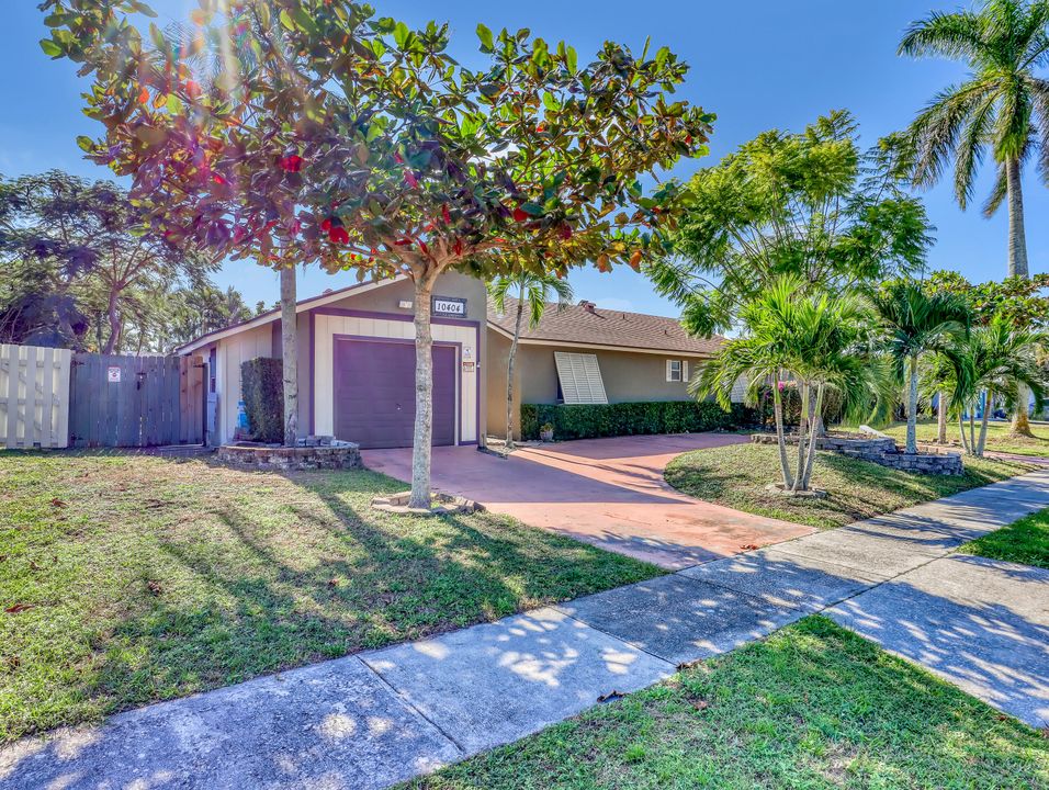 For Sale: $549,900 (4 beds, 2 baths, 1638 Square Feet)