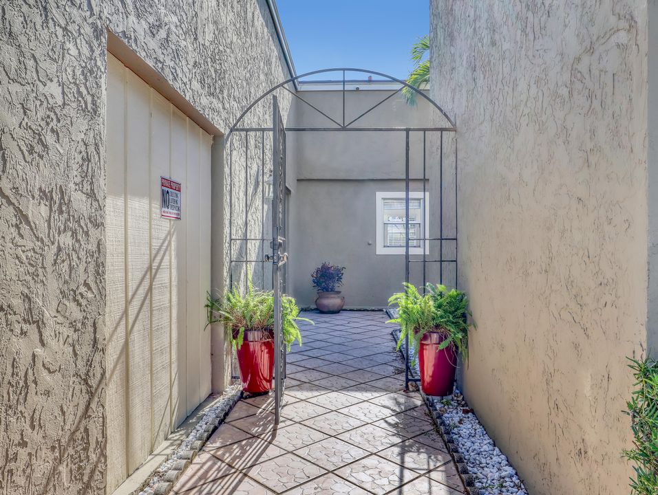 For Sale: $549,900 (4 beds, 2 baths, 1638 Square Feet)