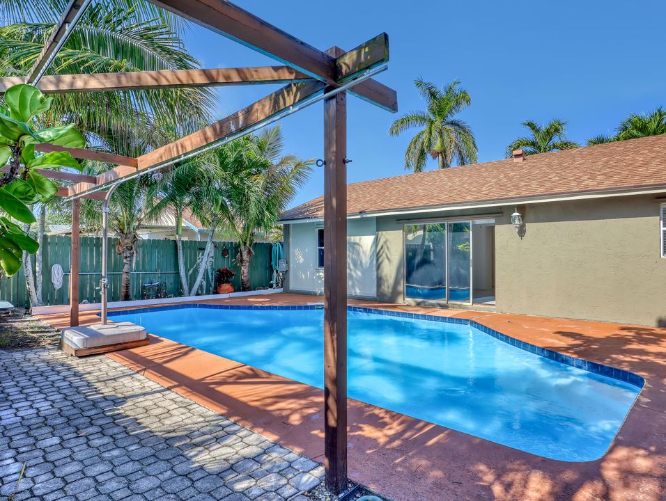 For Sale: $549,900 (4 beds, 2 baths, 1638 Square Feet)