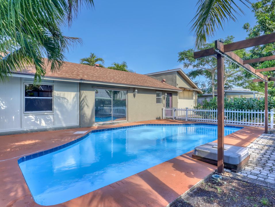 For Sale: $549,900 (4 beds, 2 baths, 1638 Square Feet)