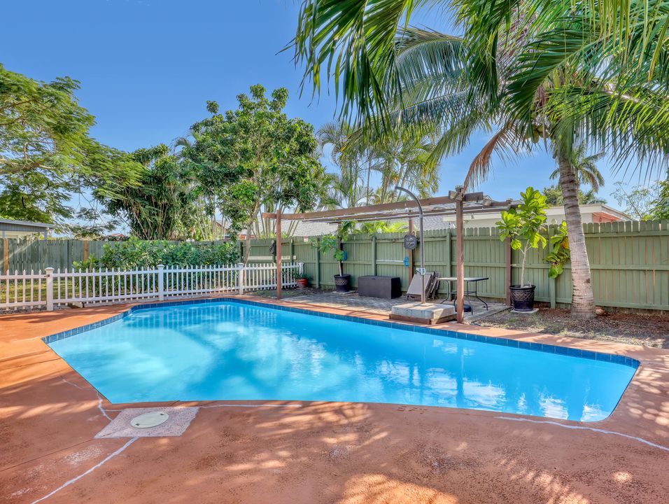 For Sale: $549,900 (4 beds, 2 baths, 1638 Square Feet)