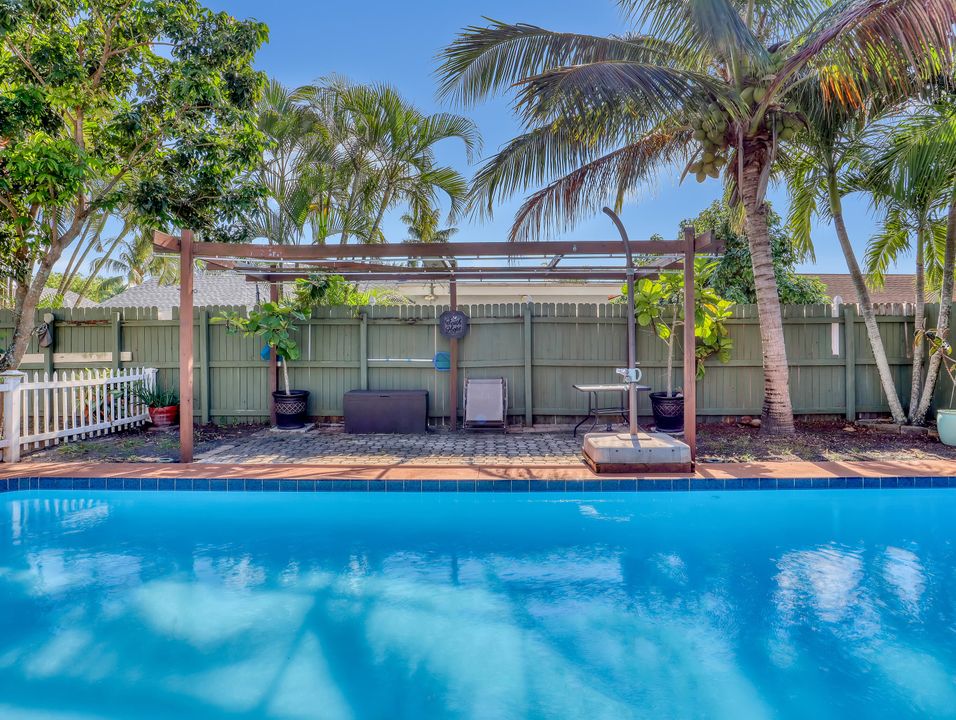 For Sale: $549,900 (4 beds, 2 baths, 1638 Square Feet)