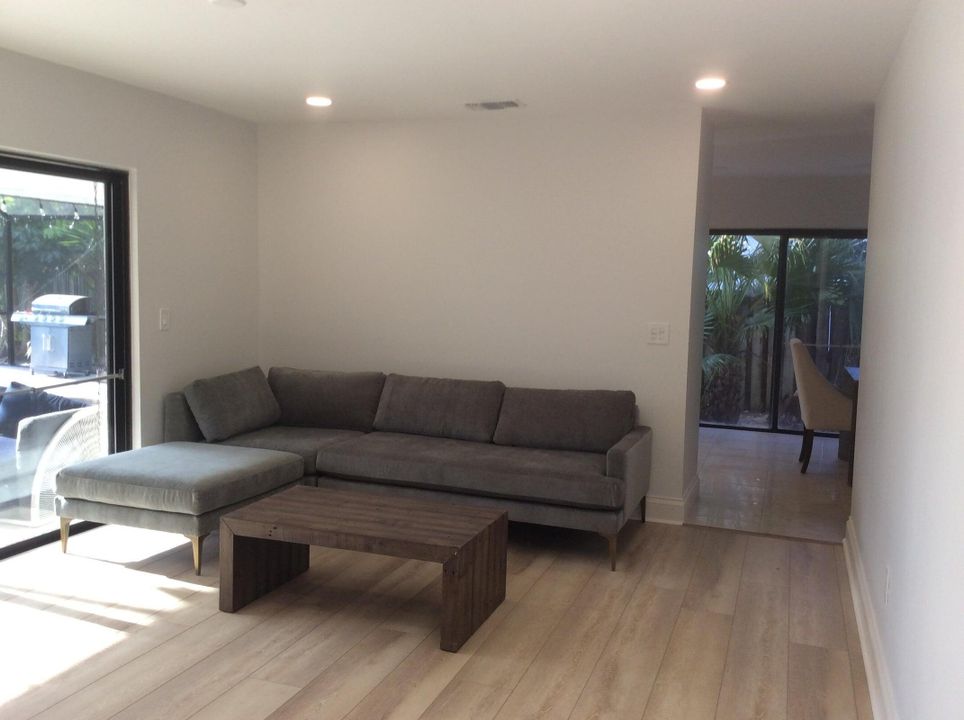 出租: $5,000 (4 贝兹, 3 浴室, 2179 平方英尺)